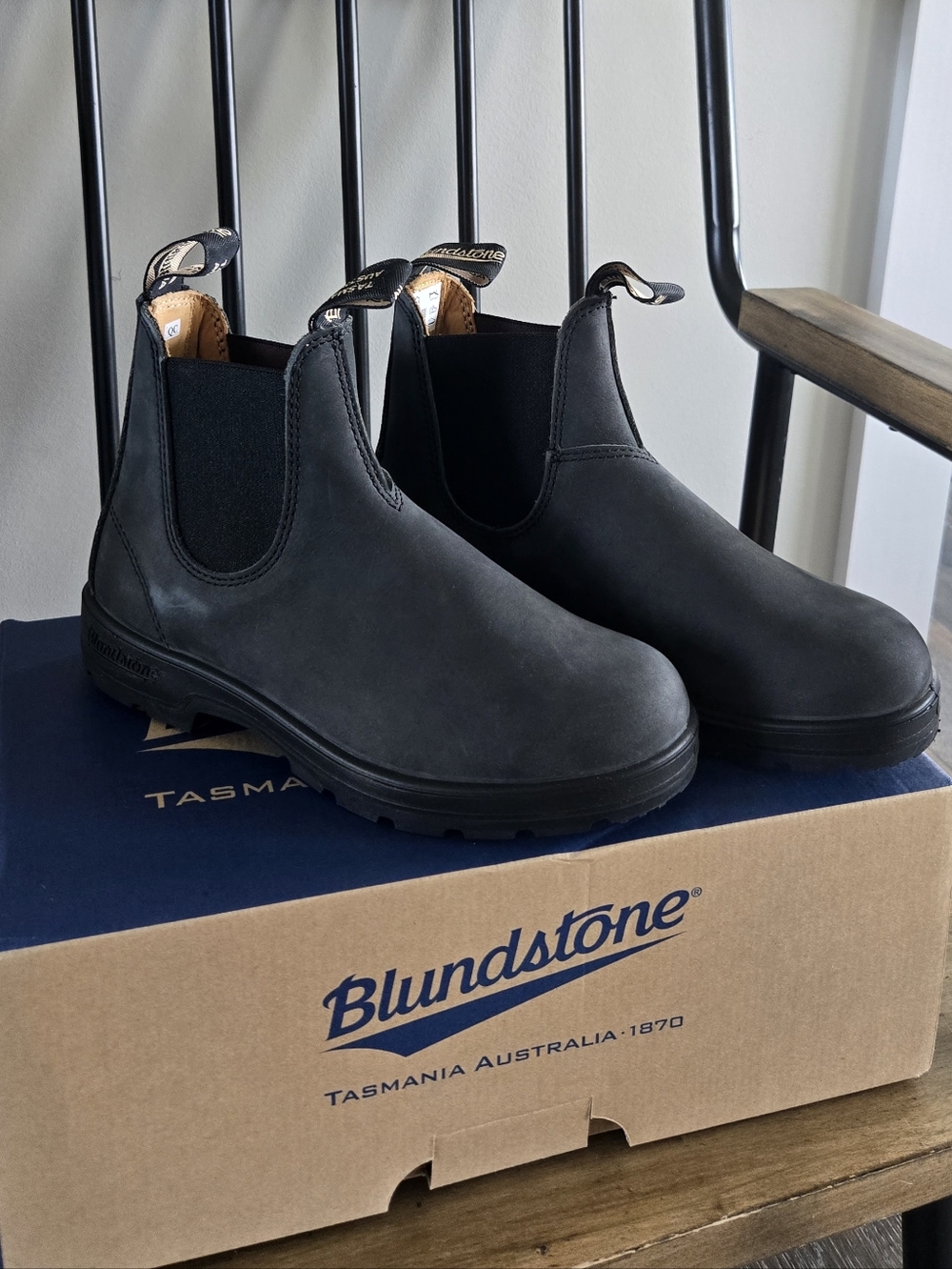 Blundstone Women's Classics #587 Chelsea Boots In Rustic Black - Picture 3 of 8